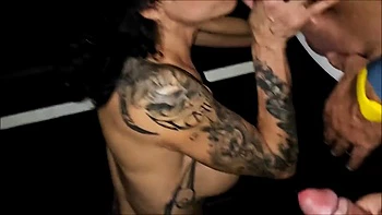 une mature tatouée prise en gang bang