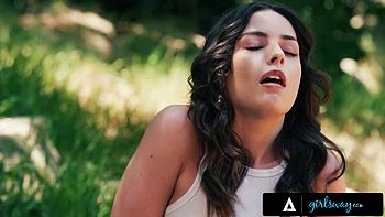 GIRLSWAY - Chanel Camryn Has Romantic Sex With Pretty Scarlett Alexis On Piano - SPANISH SUBTITLES