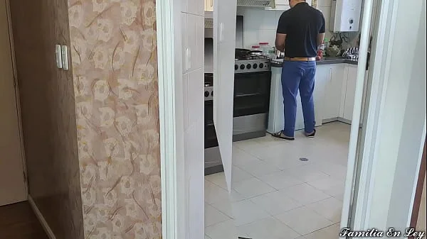 Amo La Polla de mi Cuñado Porque es Mas Grande Que La De Mi Esposo - Mi Cuñado Me Folla Mientras mi Esposo Cornudo Esta Cocinando NTR