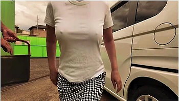 愛車を洗車中濡れてノーフラ乳首か透け透けに周りに人か居るのにオッハイ出して生挿入され大量潮吹きて何度もイッちゃって 凄く気持ちよく中出しされちゃいましたお掃除フェラ/日本人/無修正/巨乳/熟女