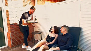 Threesome Mary Rock Tiene Sexo Con Su Novio Y El Camarero