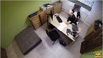 Immobilienmakler Lasst Sich Vom Bankangestellten Fur Einen Kredit Durchdringen