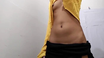 Indian Sexy Bhabhi Apni Chuchiyon Se Khelte Hue