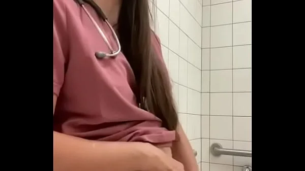 enfermera se masturba en el baño del hospital