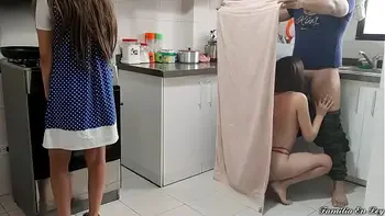 Me Follo a mi Cuñada en la Cocina pero mi Esposa Nos Descubre pero yo me Tapo con un Paño para que no se de Cuenta