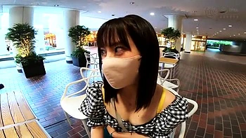 不機嫌そうなミニマム巨乳美女が手マンでオマンコクチュクチュ潮吹き