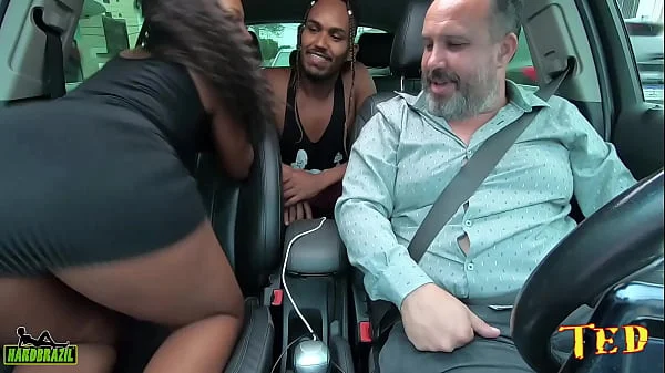 Eles chegaram do Rio de Janeiro e entram na carona essa mulata aprontou muito nas ruas - Casalblackrj - Amandinha Black Rj - Edu Black Rj