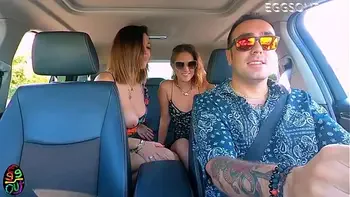 AUTISTA RAGGGIUNGI MI-L'ANO!!!! Diana e Julia scatenate si fanno scopare il culo e squirtano sull'autista!DIALOGHI ITA