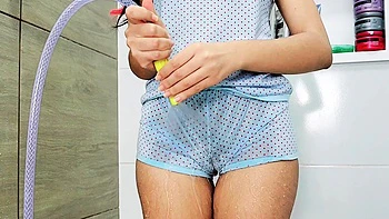 showing her wet camel toe, sharing her pussy in the