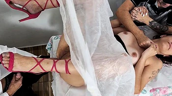 Ginecologista, a esposa e o marido corno numa cena quente e