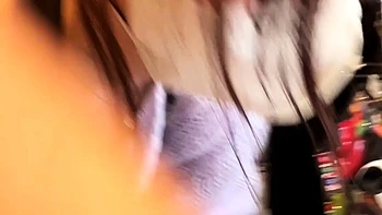 【店員個撮㉔】働く女性店員の胸チラ・パン