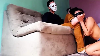 Enteada submissa faz garganta profunda e recebe gozada em