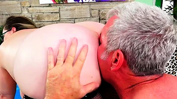 Steamy Sex with Chubby Bunny De La Cruz