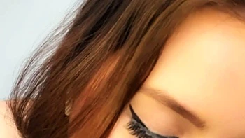 Masturbating solo babe loves her toys