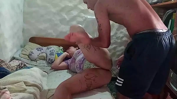 mi madrastra se acuesta mientras espera la llegada de año nuevo y yo voy a follarla. miren que rico penetro su vagina