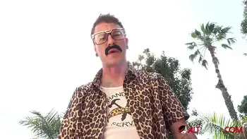 Curvy babe Samantha Mack calls up the handyman