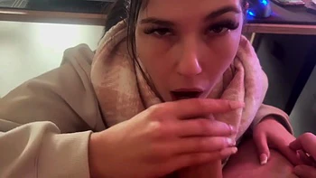 coquette suce la queue de brad