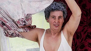 BBW mature lady with huge boobs Rosa fucks with a yellow toy