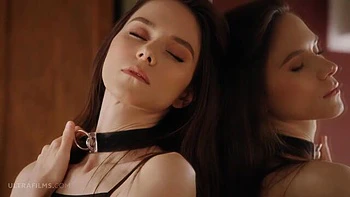 Soloing young chick Leona Mia nicely plays with her shaved pussy