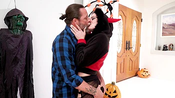 Imani Valor gets her pussy eaten by horny Jack Vegas