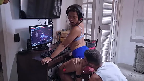 Peguei a filha da empregada jogando no meu Computador, não resisti à esse bundão!