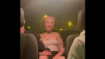amigos follando en un taxi al regresar de fiesta camara oculta amateur