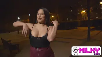 Te volveré famosa!! Con un poco de mentiras y dinero conseguí follar una venezolana de culo enorme - Adara Love