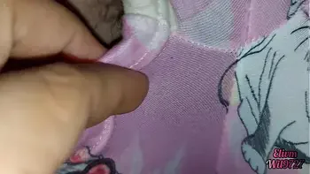 Xxx DESI Mi HERMANASTRA se quita las bragas y me enseña el coño y me pide que la folle cuando la familia no esta