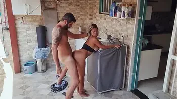 Gozei dentro do cú da esposa gostosa do meu vizinho que estava estendendo roupa no quintal !