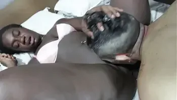 Corno filmou a esposinha negra provando a rola branca. Fernanda Chocolatte e Rikardo Fantasma