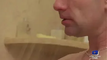 Katie Kox, blonde aux gros seins, baisée dans la salle de bain