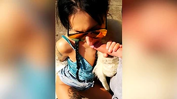 Couple makes love right in the car, without hiding their identities