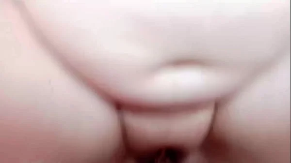 Increible juega con la polla y muestra sus lindos senos pensando que esta jugando a la casita, que rico culo tiene para ser tan jovensita