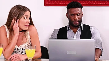 Trixy thanks the photographer in her own way… - Jacquie et Michel TV