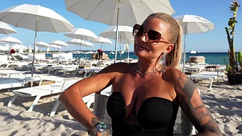 Prescilia and Carollina go to see one of the employees - Jacquie et Michel TV