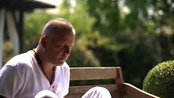 Mia immediately takes action! - Jacquie et Michel TV