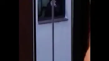 Exhibiciónista frente a la ventana