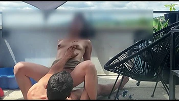 il me met un coup vite fait sur la terrasse