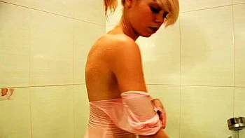 Close up MILF masturbation