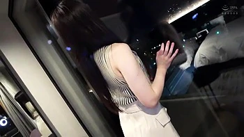 グラマーな美女が美乳を愛撫されてパイパンオマンコ手マンで感じまくり