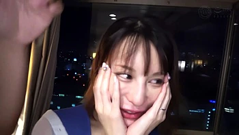 「年下アルバイトに墜とされる人妻」人生相談を受けるハズが流れでそのままホテイン！ダメだと思っていてもカワイイ年下の求愛にまんまと墜ちてしまう！元気な下半身と普段とはテイストが違うエッチに興奮が止まらない！