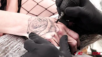 Leah's hot tattoo girl smut