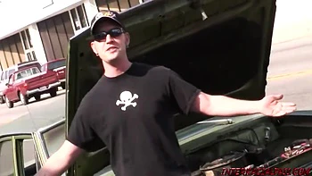 18+ Толстая черная пизда растягивает большую попку тинейджера