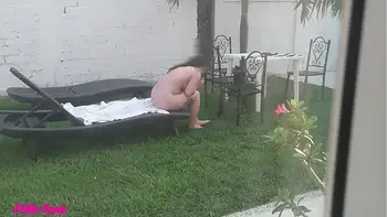 grabe a mi cuñada tomando el sol desnuda y masturbandose en el jardin