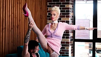 Блондинка MILF жестко трахает в задницу крупным планом