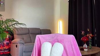 Jeune rousse petite poitrine se masturbe en lingerie