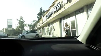 Hartes Anal und Blasen bei grobem Grooby-Fick im Auto