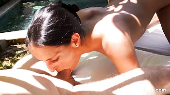 Jeune bombe Betzz chevauche une grosse bite en plein air