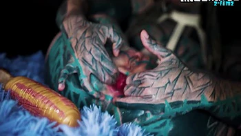Garota tatuada masturba o cu, abre bem e goza com brinquedo de metal