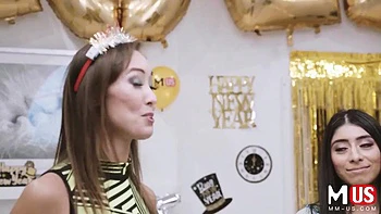 Азиатка ебется наездницей и раком с минетом